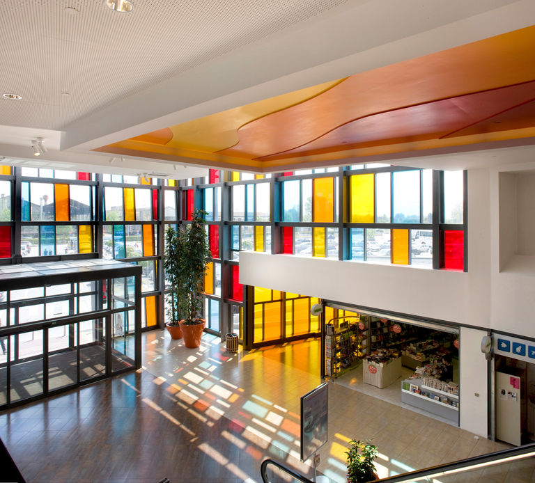 Interior photo of new mall area for refurbished shopping centre Valecenter in Marcon, Italy, featuring the vibrant façade glazing inspired by Murano glass.