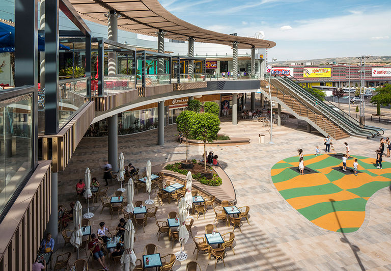 Photo showcasing new landscaping and ornamental lighting to playground and restaurant terraces at newly refurbished retail centre, Quadernillios in Alcalà de Henares, Spain.