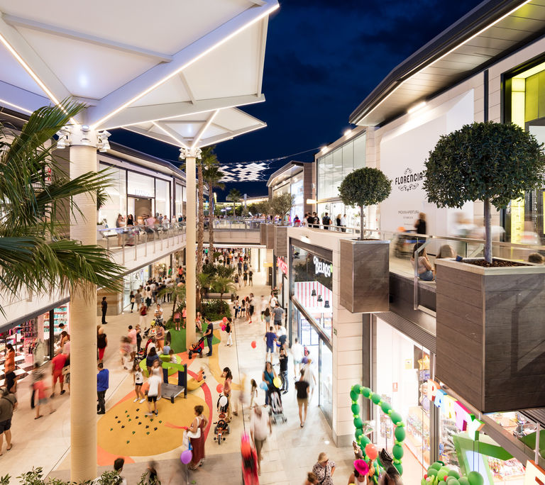 Photo of retail floors at Holea, a retail and leisure centre in Huelva, Spain, with open air streets and public spaces connecting retail units with restaurants.