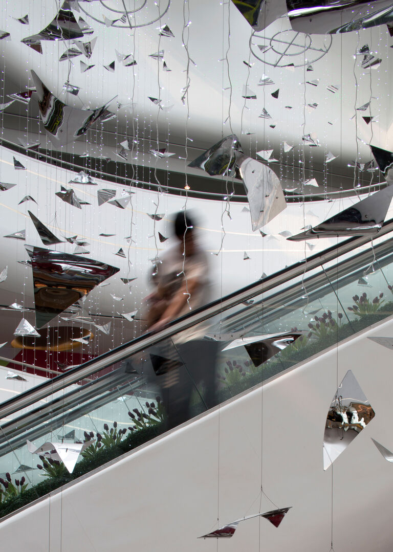 Natural daylight and use of reflective sculptures, create tranquility throughout Lefo Mall in Suzhou, China.