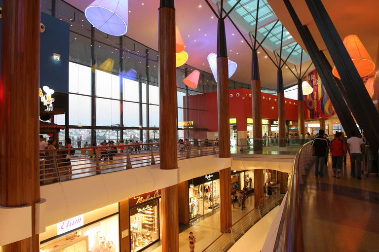 Interior photo of retail units and food court at Forum Coimbra, an award winning retail and leisure destination in Coimbra, Portugal.