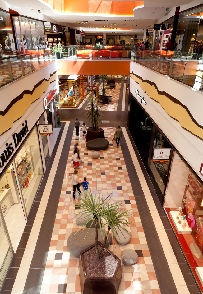 Interior photo of Le Terrazze retail and leisure centre, featuring earthy tones colour palette branding.